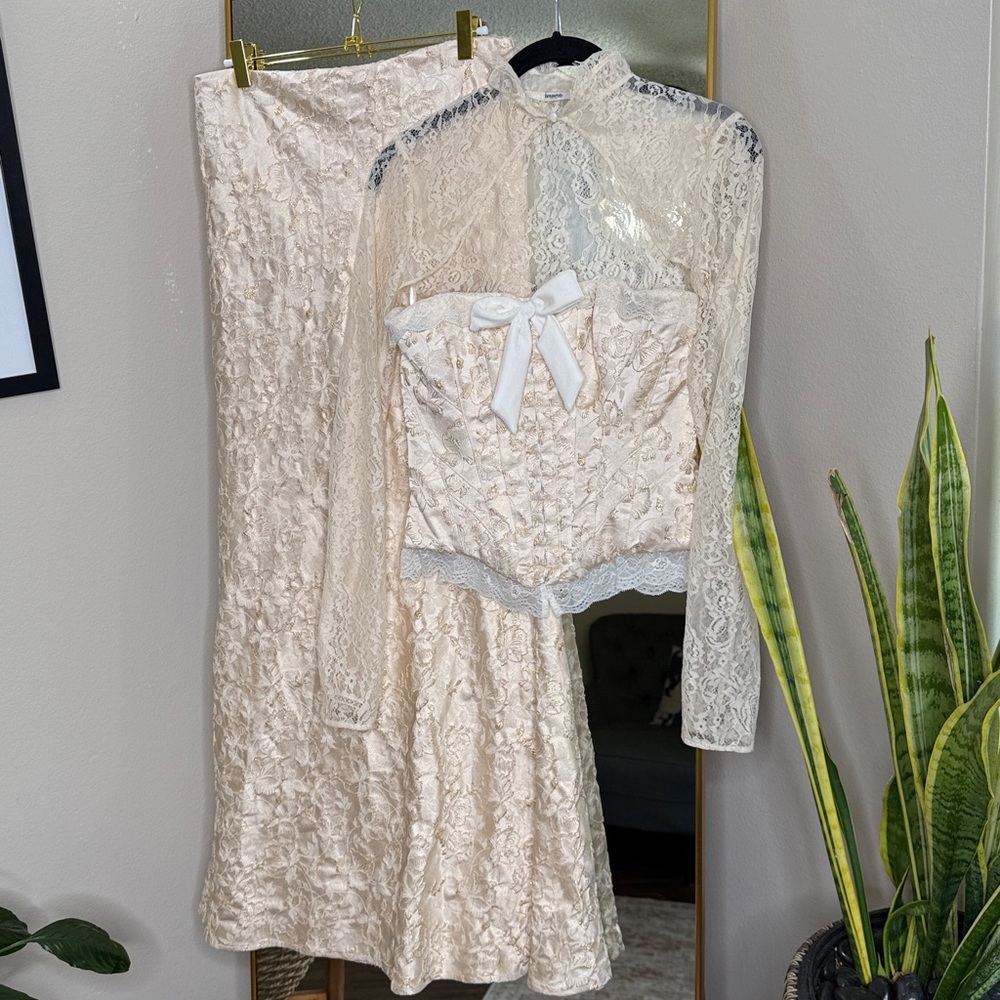 House of CB ‘Perdita’ & ‘Mara’ Ivory Metallic jacquard corset, bolero maxi Set - Picture 10 of 11